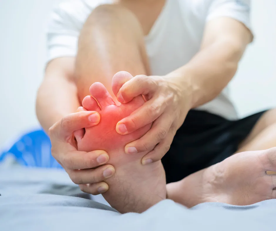 Source photograph: Forefoot pain, hands gripping